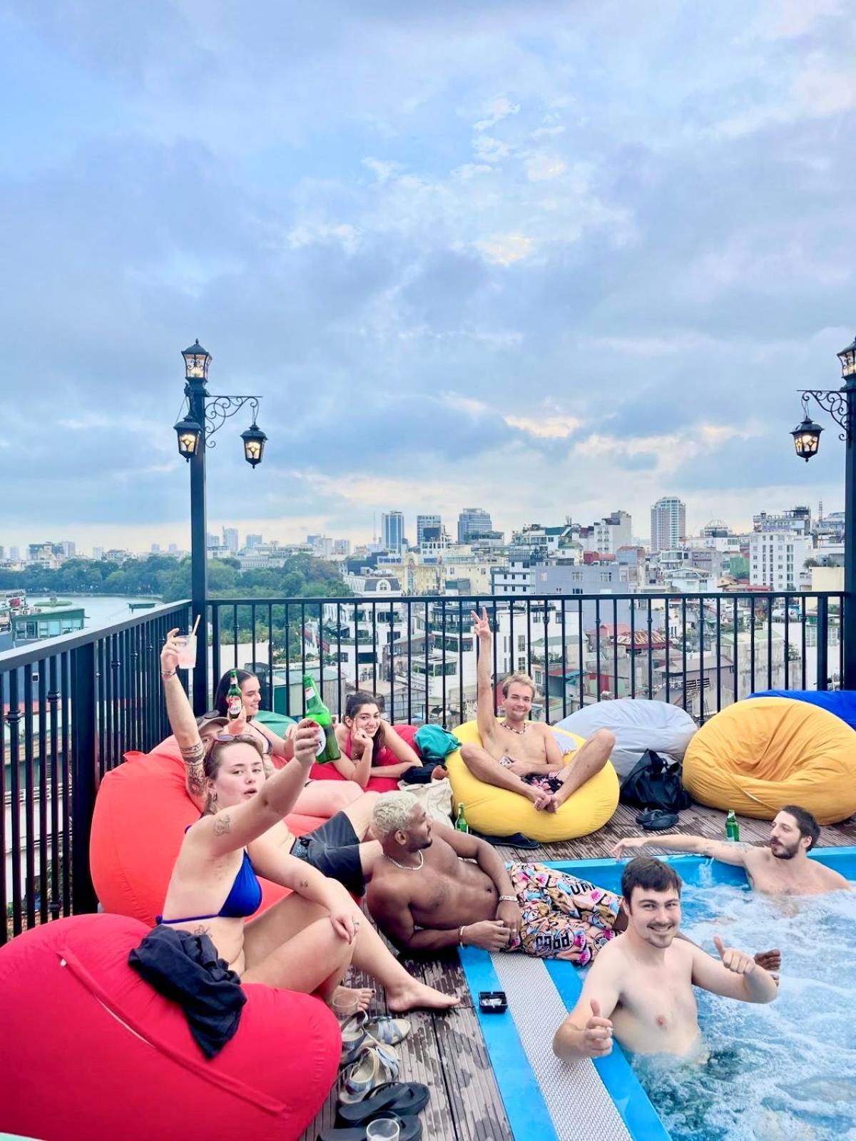 Lakeview Backpackers Hostel & Rooftop Bar Hanoi Exteriör bild