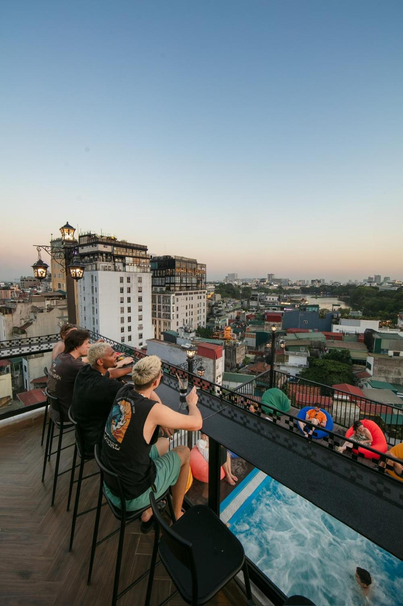 Lakeview Backpackers Hostel & Rooftop Bar Hanoi Exteriör bild