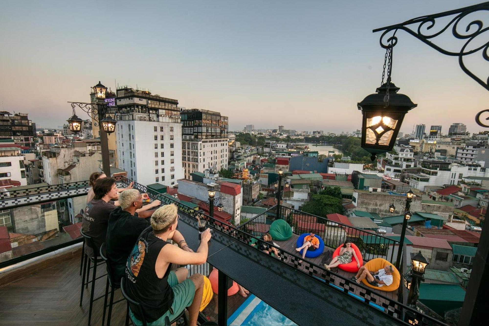 Lakeview Backpackers Hostel & Rooftop Bar Hanoi Exteriör bild