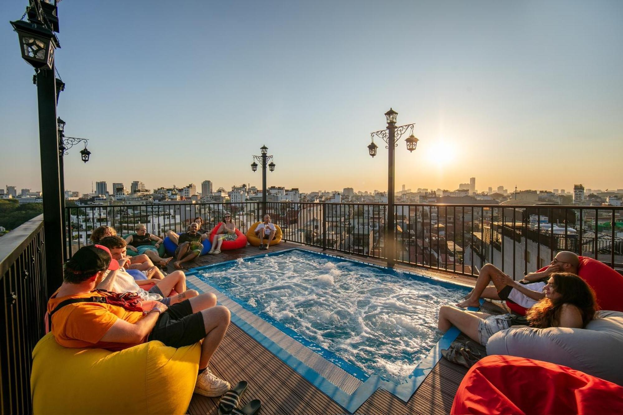 Lakeview Backpackers Hostel & Rooftop Bar Hanoi Exteriör bild